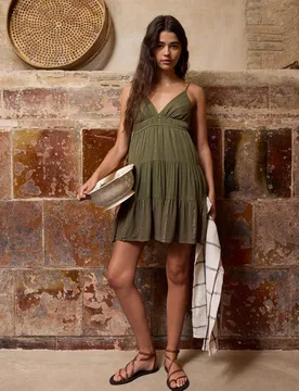 Kurzes Kleid mit Rückenausschnitt Khaki M - Stradivarius - FashionsVida