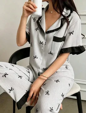 Conjunto de pijama para mujer con pantalón, cuello con lazo, estampado a rayas azules y parches de color contrastante - Shein - FashionsVida
