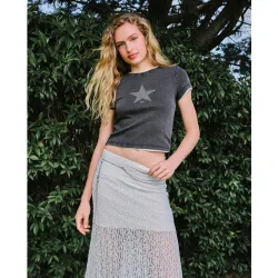 Camiseta delavada de mujer con estrellas y tachas