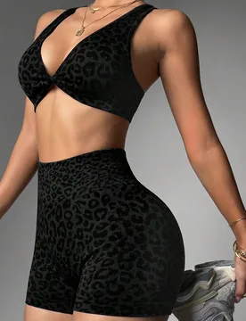 Conjunto de 2 piezas de sujetador con nudo retorcido y estampado de leopardo y pantalones cortos de ciclista, conjunto de yoga y entrenamiento sin cos - Shein - FashionsVida