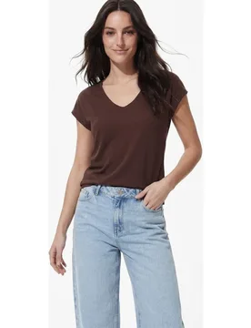 Camiseta de mujer de manga corta con escote de pico - Pieces - FashionsVida