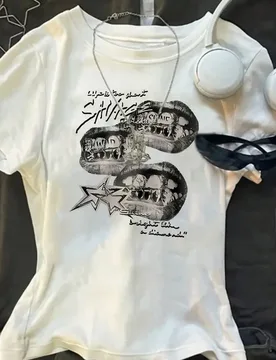 Camiseta de manga corta con cuello redondo y estampado gráfico y de letras para niña adolescente - Shein - FashionsVida