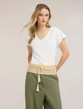 Camiseta de mujer con bordado en el hombro ajuste regular con escote en v - Motivi - FashionsVida