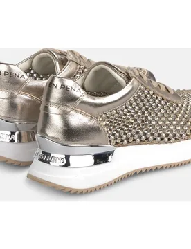 Zapatillas deportivas de mujer de piel efecto metalizado y rejilla con tachas de pedrería - Alma en Pena - FashionsVida