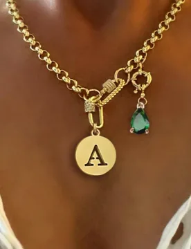 Pieza Collar de letra ovalada dorada A-Z con cadena de diamante verde, con un estilo único y lujoso, ideal como accesorio de uso diario para la ropa - Shein - FashionsVida