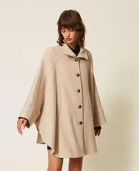Cape en drap de laine avec boutons