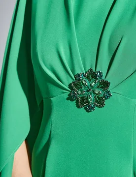 Vestido largo con falda recta y mangas ángel y aplique de cristal al tono - Sonia Peña - FashionsVida
