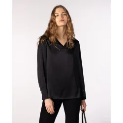 Blusa de mujer de satén con cuello en “V”