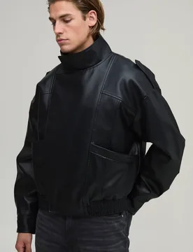Herren Kastige Geschnittene PU-Trichterkragen Bikerjacke Black Größe Small - boohooMAN - FashionsVida