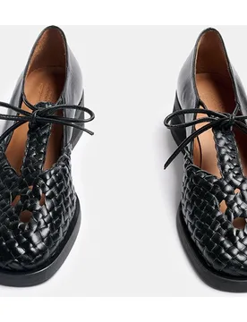 Zapato de piel de mujer con cierre de lazo y detalle de trenzado en la parte frontal - Naguisa - FashionsVida