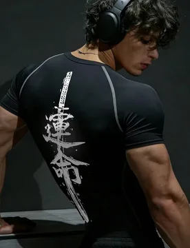 Camiseta deportiva de manga corta con estampado de caracteres chinos, corte slim fit para hombre, para gimnasio XXL - Shein - FashionsVida