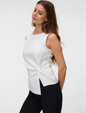 Top asimétrico con fruncido en la cintura - Vero Moda - FashionsVida