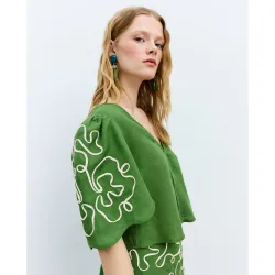 Blusa de mujer de manga corta con bordados