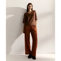 Camiseta de mujer satinada de manga corta y cuello pico