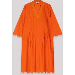 Vestido corto fluido con escote en pico y manga amplia