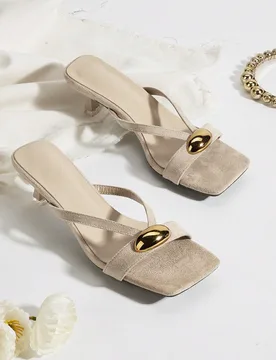 Sandalias tipo mule de tacón kitten para mujer, de moda elegante con decoración metálica, punta abierta y cuadrada, tira tipo chancla, versátiles - Shein - FashionsVida