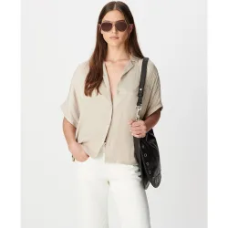 Camisa de mujer satinada con motivo de palmeras y tachuelas en la espalda