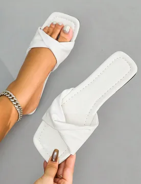 Sandalias planas de verano nuevas con base negra y diseño blanco y lindo, sandalias casuales de moda para mujer con correa y punta cuadrada CN38 - Shein - FashionsVida