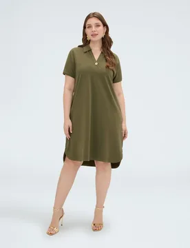 Vestido con cuello polo y botón joya mangas cortas silueta amplia y largo medio con dobladillo redondeado asimétrico - Fiorella Rubino - FashionsVida