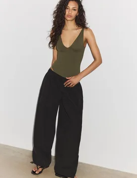 Body mit V-Ausschnitt und Trägern Khaki S - Stradivarius - FashionsVida