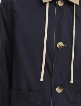 Gabardina de mujer con capucha reversible y repelente al agua - Nice Things - FashionsVida