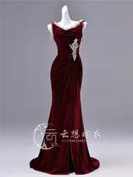 A one-shoulder velvet wine red fishtail banquet dress for toasting