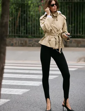 Kurzer Trenchcoat mit Stehkragen und Gürtel Beige M - Stradivarius - FashionsVida