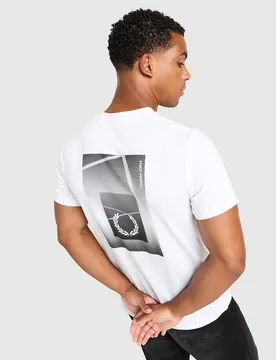 Back Graphic T-Shirt - Herren, Weiss - male - Size: L - Fred perry - FashionsVida