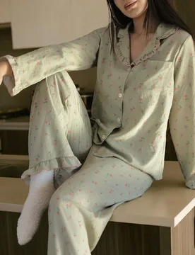 Conjunto de pijama con top de manga larga con botones y cuello de volantes con estampado floral diminuto, y pantalones. Esplendor floral abundante, ro - Shein - FashionsVida