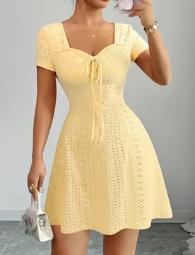 Nuevo vestido corto de verano para mujer, ajustado y sexy, con nudo en la cintura, de jacquard de punto en color crema-amarillo L - Shein - FashionsVida