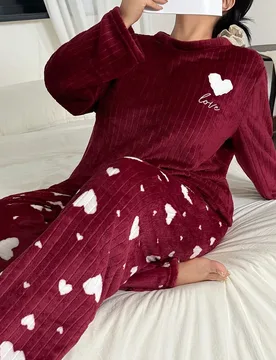 Conjunto de pijama acogedor y esponjoso de pantalón y blusa de manga larga con estampado de corazón para mujer de talla grande, ropa de invierno 3XL - Shein - FashionsVida