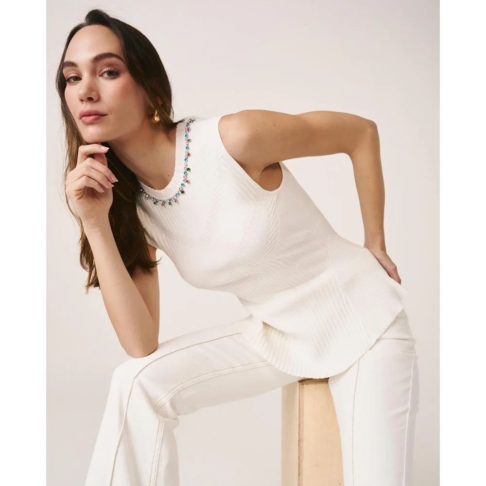 Top de mujer sin mangas bordado con detalles joya - Alma en Pena - FashionsVida