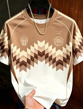 Camiseta de estilo fútbol retro para hombre, camiseta gráfica de manga corta con estampado dentado blanco y marrón, top de moda deportiva de verano - Shein - FashionsVida