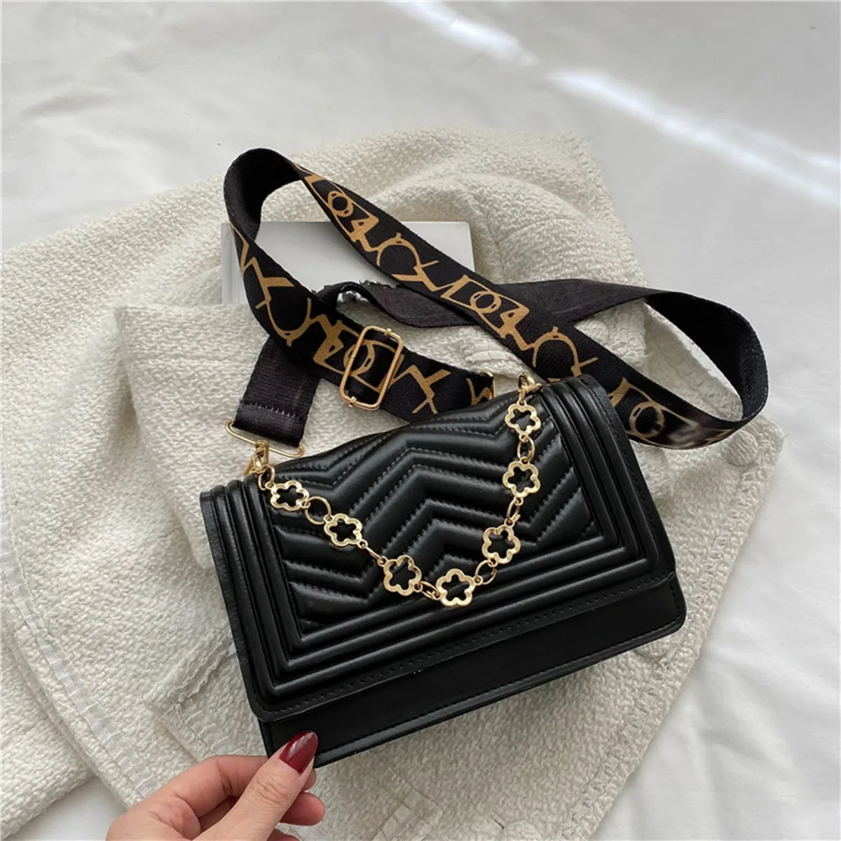 Bolsa cuadrada mini de cheurón con diseño de cadena Unitalla - Shein - FashionsVida