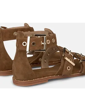 Sandalias romanas de mujer en piel con tira en T con detalle hebilla - Alma en Pena - FashionsVida