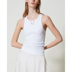 Top de mujer acanalado con cadena