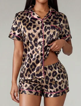 Conjunto de pijama con camisa de cuello revere y pantalones cortos de estampado de leopardo en seda sintética con ribete de color contrastante L - Shein - FashionsVida