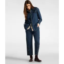 Jeans de mujer regular en denim con bordados florales cierre con botones y cremallera