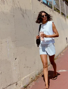 B05 Basic-Shirt mit Schulterpolstern Weiß S - Stradivarius - FashionsVida