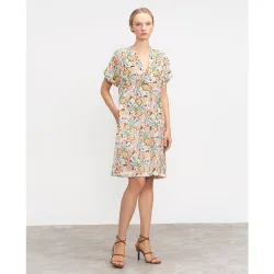 Vestido corto con cuello pico