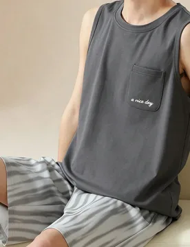 Piezas Conjunto informal de hombre de unicolor con estampado de letras, top de cuello redondo y pantalones cortos de pijama, adecuado para primavera y - Shein - FashionsVida