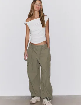 Asymmetrisches Raff-Shirt Ecru L - Stradivarius - FashionsVida