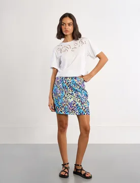 Camiseta de mujer de manga corta detalle flores - Lili Sidonio - FashionsVida