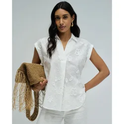 Camisa con bordados de mujer
