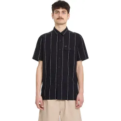 Camisa de hombre de manga corta y corte clásico y color gris