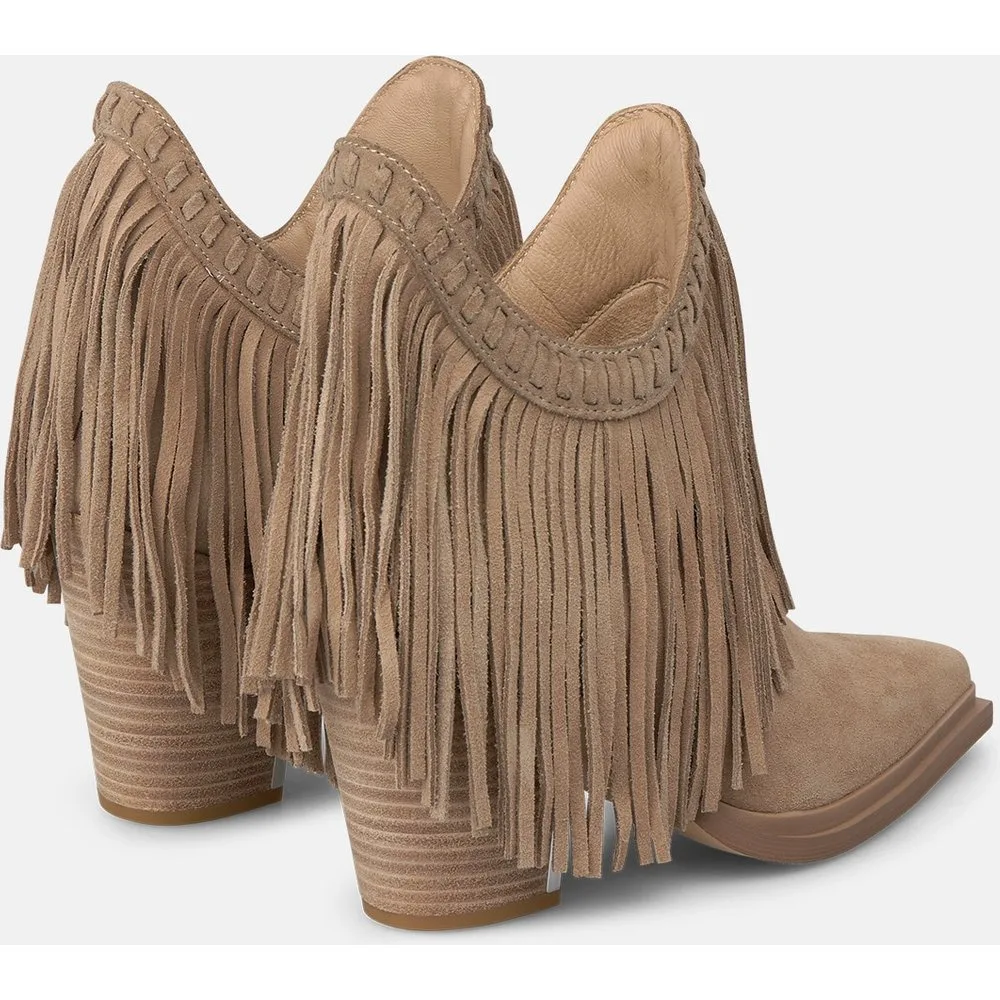 Botines básicos de mujer en ante con flecos - Alma en Pena - FashionsVida
