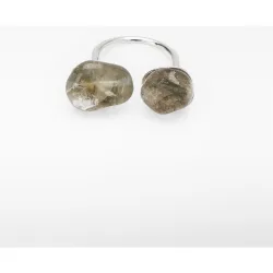 Anillo metálico con piedras