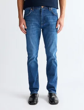 Vaqueros larston de hombre con corte ajustado en el muslo y tiro medio - Wrangler - FashionsVida