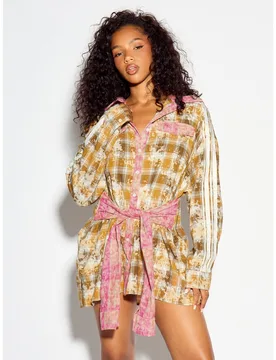 Vestido Camisa Mini Oversize a Cuadros Lavado con Capucha, Cintura con Cordón, Manga Larga, Botones Delanteros y Gráfico Central Valley en la Espald - Shein - FashionsVida