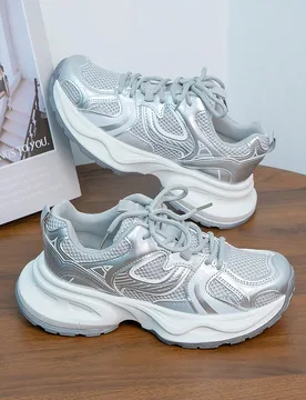 Zapatillas deportivas gruesas de plata, nuevas para el verano 2025, de malla transpirable para mujer, con suela gruesa elevadora, ligeras y de suela b - Shein - FashionsVida